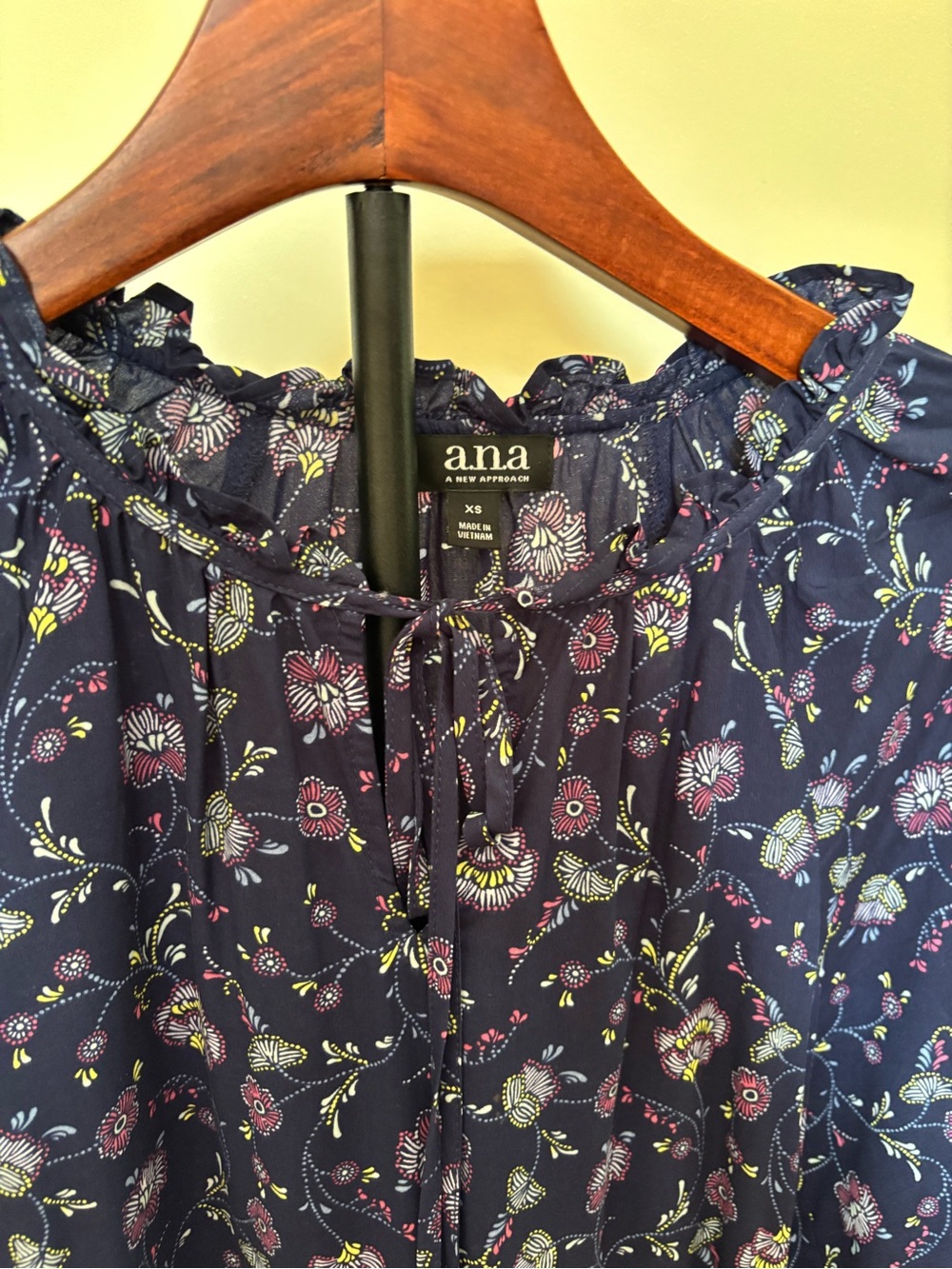 a.n.a Navy Floral Blouse Womens XS 3/4 Sleeve Lightweight Top - Picture 2 of 3
